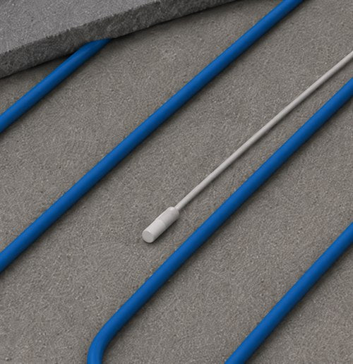 Sensor NTC blanco posicionado entre dos tramos del cable calefactor azul.