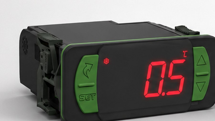 Controlador digital de temperatura con pantalla que indica la temperatura del proceso.